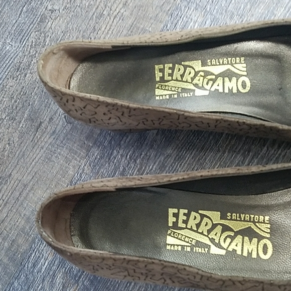 Salvatore FERRAGAMO Size 7 AA Tan Suede Leather Gold design Low Heel - Picture 16 of 16